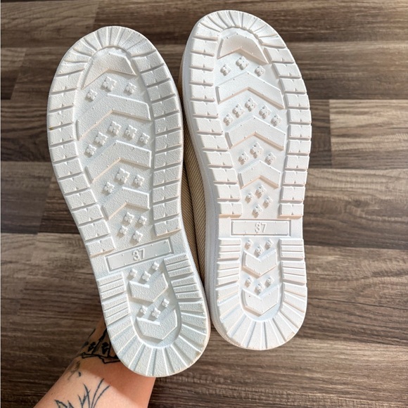 Fuzzy off-brand hey dudes - Picture 6 of 6